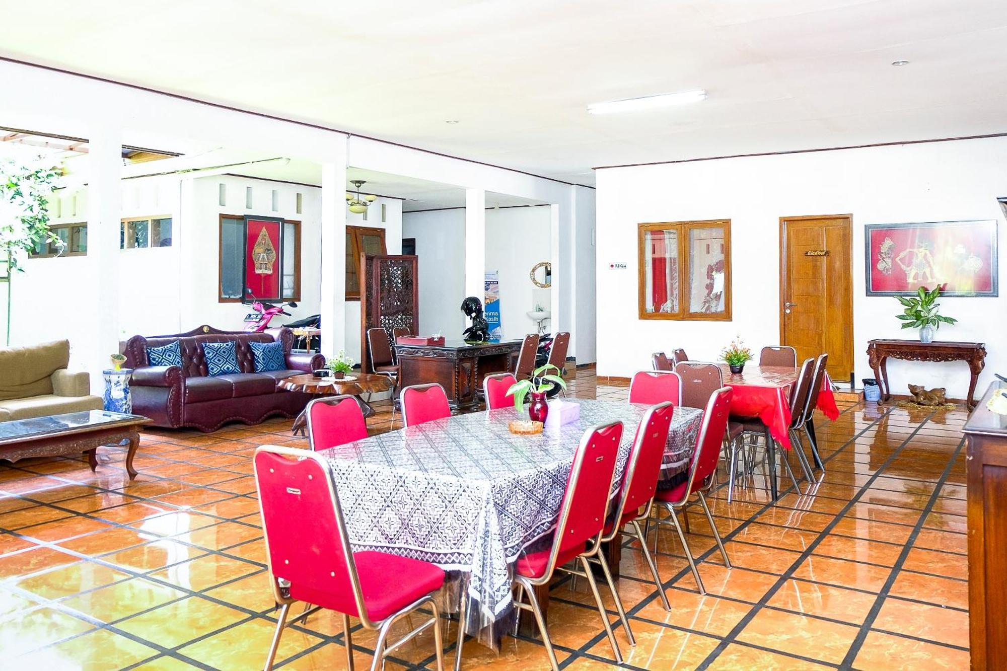 Oyo 353 Loesje Syariah Hotel Malang